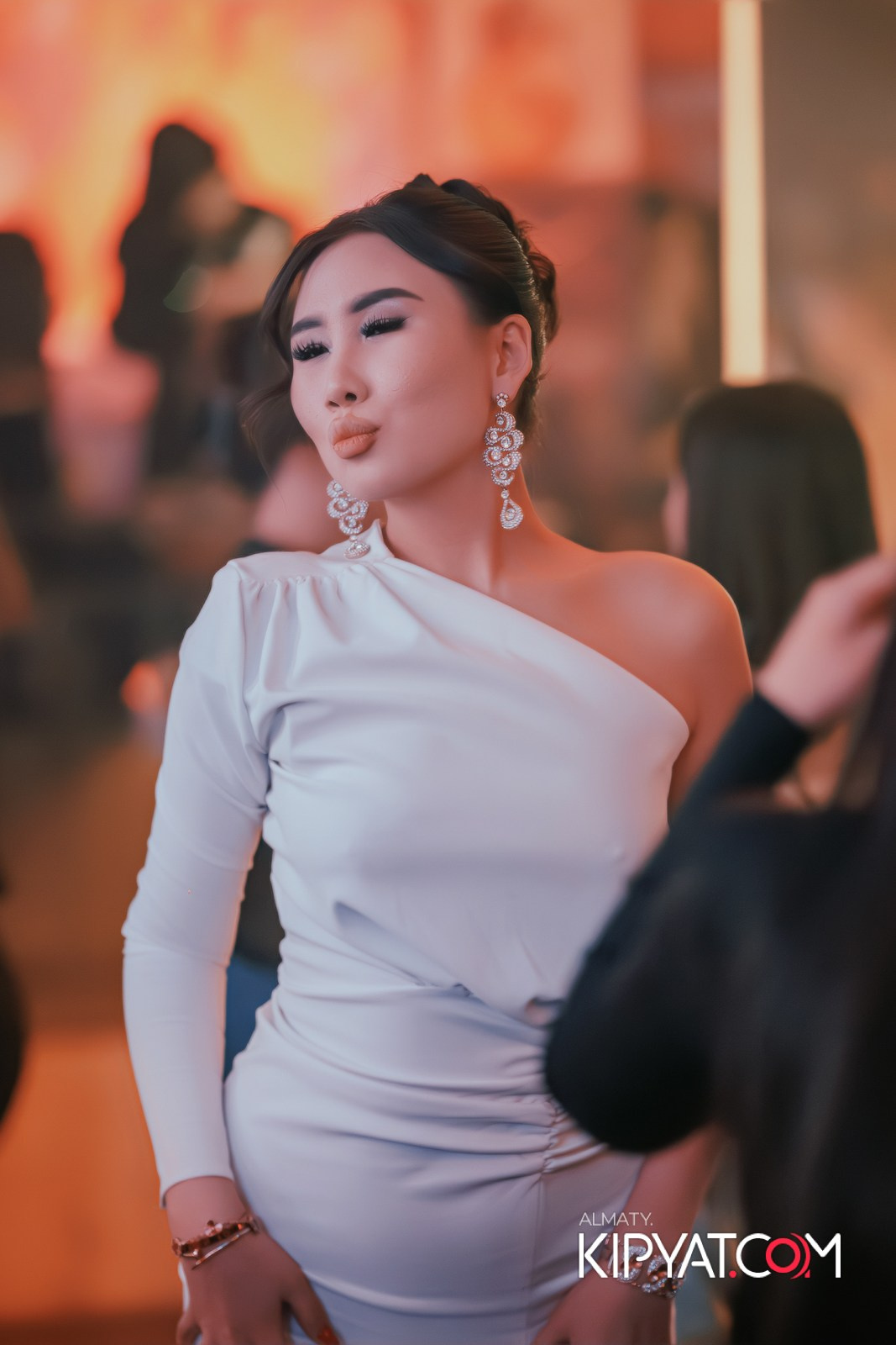 SANTA BARBARA — ПИТ ДЖЕЙСОН (ГР. ПРЕМЬЕР-МИНИСТР) И ИЛЬЯ ЗУДИН (ГР. ДИНАМИТ) НА ПРЕДНОВОГОДНЕЙ ВЕЧЕРИНКЕ. КИПЯТКОМ АЛМАТЫ!