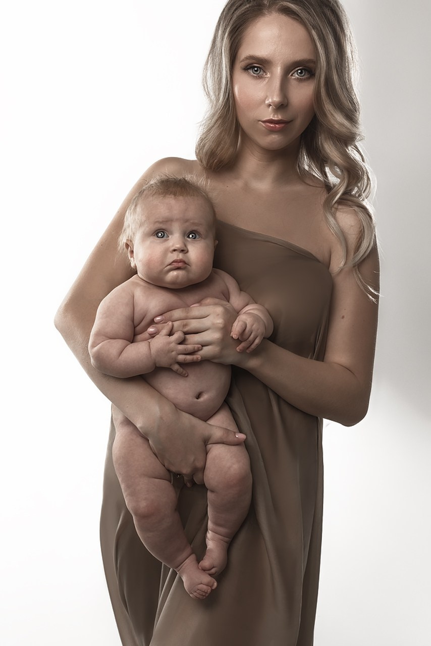 фотосессия матери и ребенка, фотосессия материнства в Тамбове, фотосъемка в стиле минимализм и без одежды матери и ребенка в фотостудии, фото мамы и малыша, портрет материнской любви, поцелуй матери, красивое фото матери и ребенка, объятия матери, мамины руки на фото, фотография красивой женщины с ребенком на руках, фотосессия семейная в Тамбове, детская и семейная фотосессия , мама и ребенок на фоне в фотостудии, ребенок на руках у мамы, красивое платье на фотографии матери и ребенка, красивое материнство, ребенок около мамы в фотостудии, ребенок рядом с матерью на фотографии в фотостудии