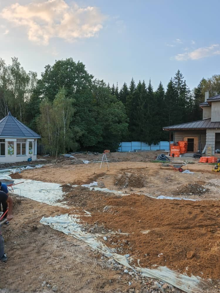 Формирование основания под дорожки — песчаная подушка и геотекстиль. Подготовка к заливке бетона.