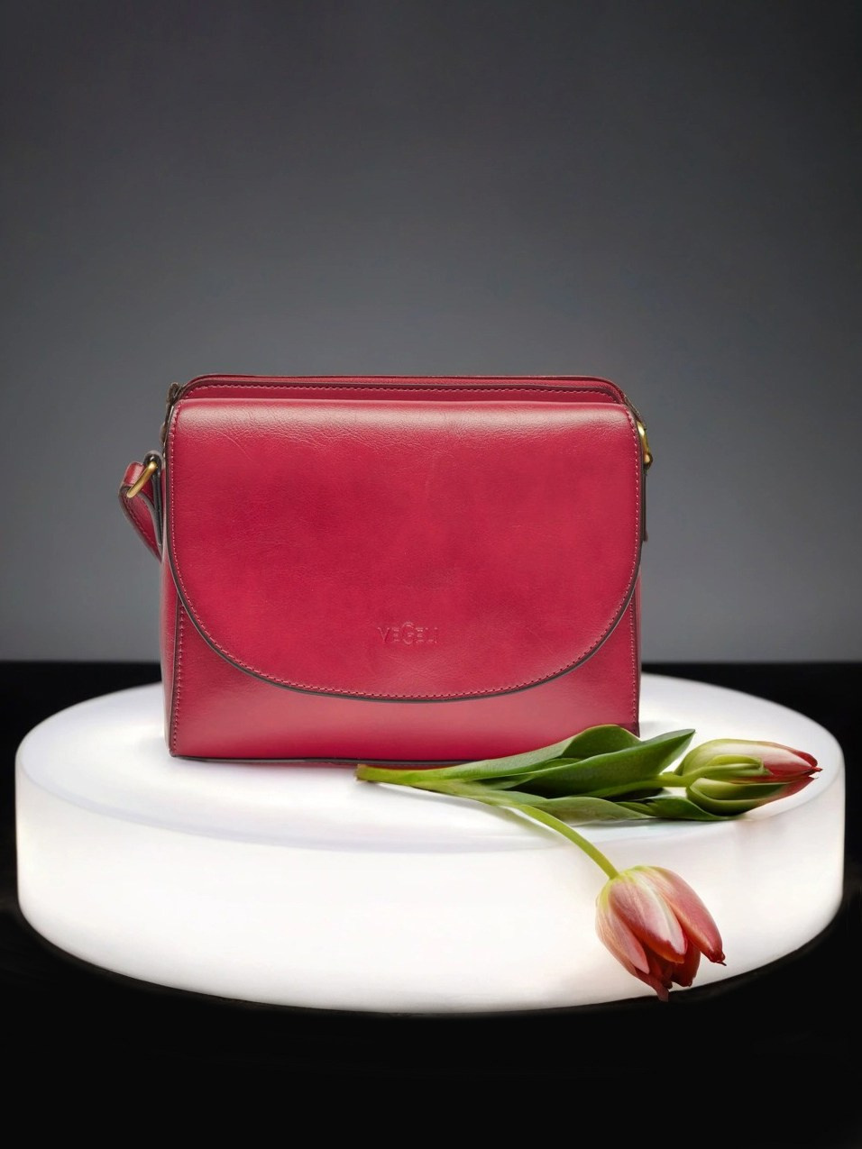 предметная съемка сумки на подиуме с цветами