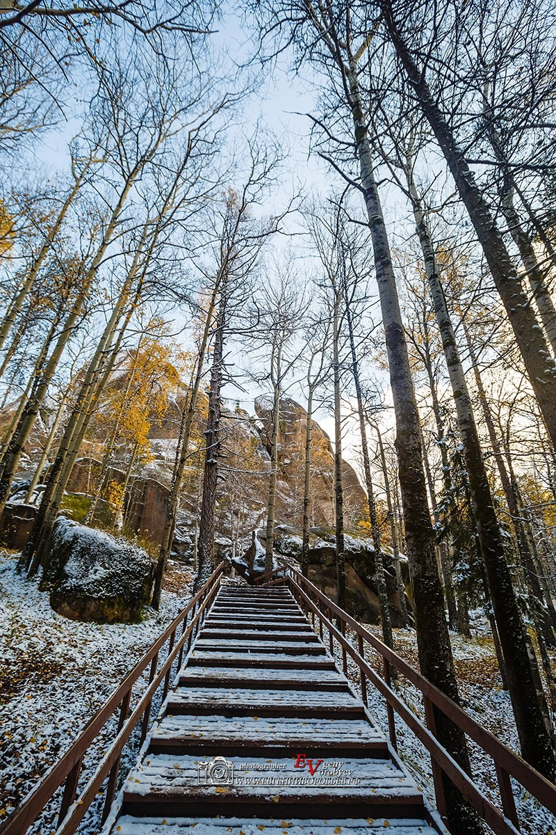 Экскурсия национальный парк заповедник Красноярские столбы цена заказать забронировать фото тур интересные места достопримечательности что посмотреть где побывать в Красноярске  Туристический маршрут центральные столбы скала Перья Дед Львиные ворота первый второй столб Фотосессия фотограф Красноярск природа пейзаж аэросъёмка с FPV дрона квадрокоптера