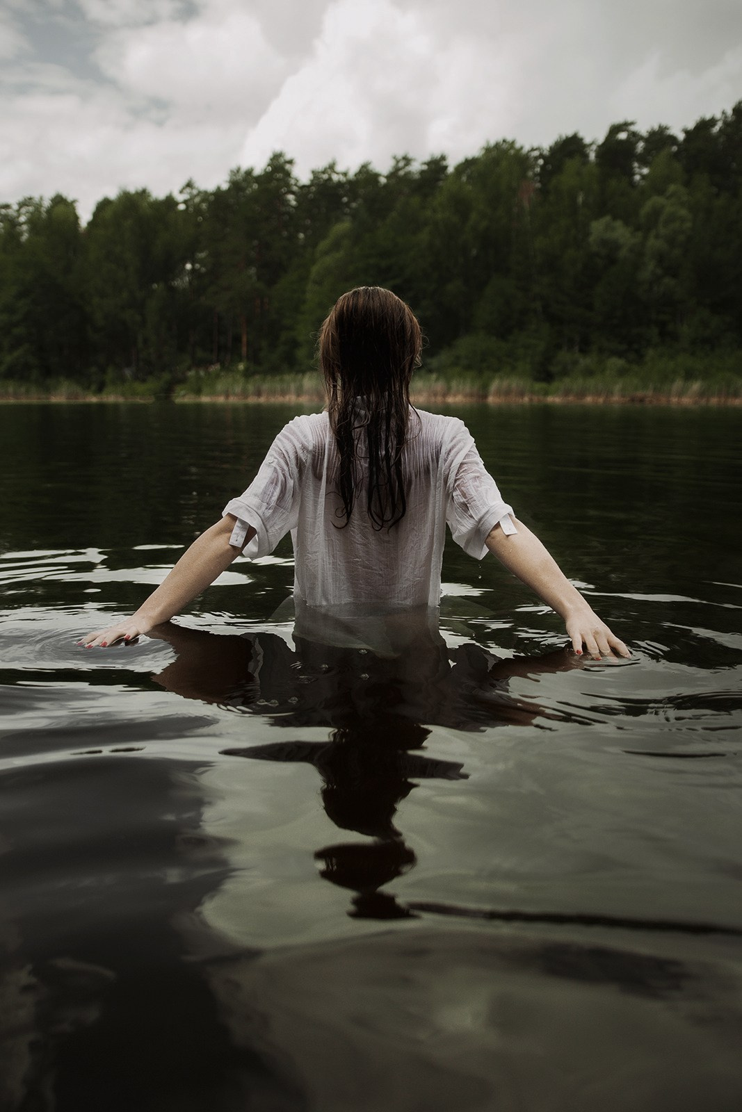 Портретная фотосессия Девушка в белой рубашке в озере. Портретный фотограф в Москве Ольга Акушко