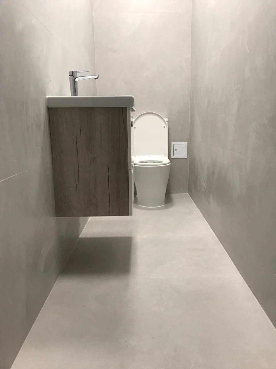 Туалет в офисном помещении (ул. Лево-Булачная д. 24/20). Ремонт санузла, туалета, ванной под ключ в Казани. Укладка плитки