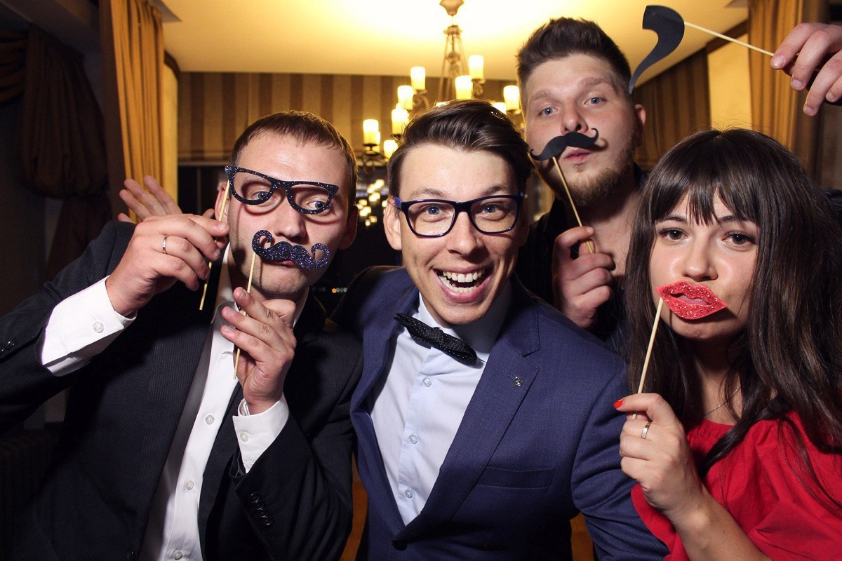 Аренда прокат фотобудки в Красноярске фотозона на мероприятие Свадьбу праздник День рождения выпускной корпоратив фотокабина цена стоимость заказать забронировать описание услуги ведущий тамада моментальная печать фотографий причёска макияж