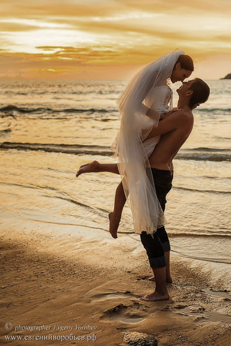 Свадебная фотосессия Пхукет фотограф пляж невеста платье жених романтическая фотосъёмка закат море Ката Карон Найхарн Патонг Найхарн Сурин море счастье радость идея место образ пример фото позы для фотосессии Phuket Naiharn Kata Karon Patong Surin 