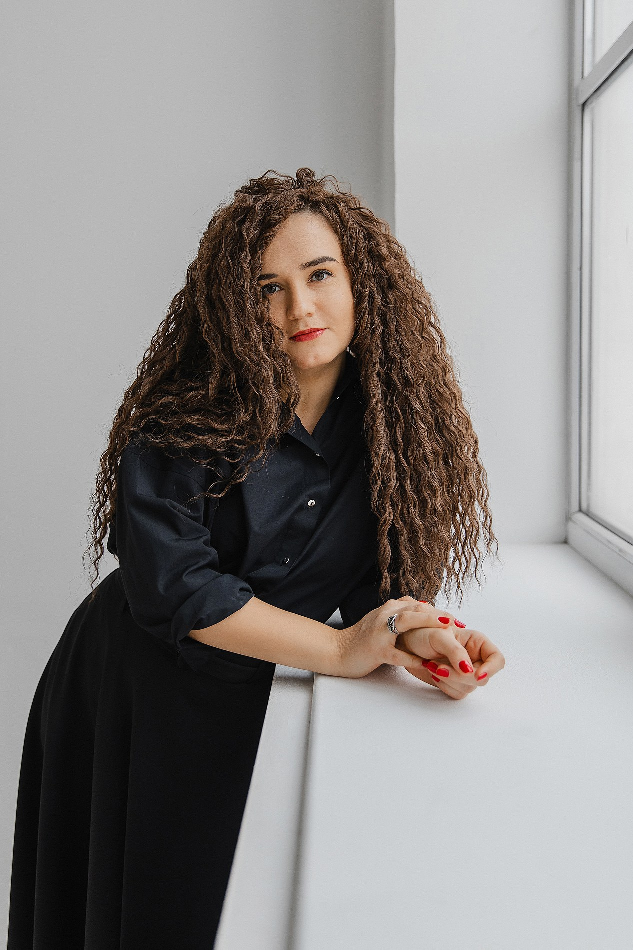 Семейная фотосессия на белом фоне. Фотограф Олеся Жомер