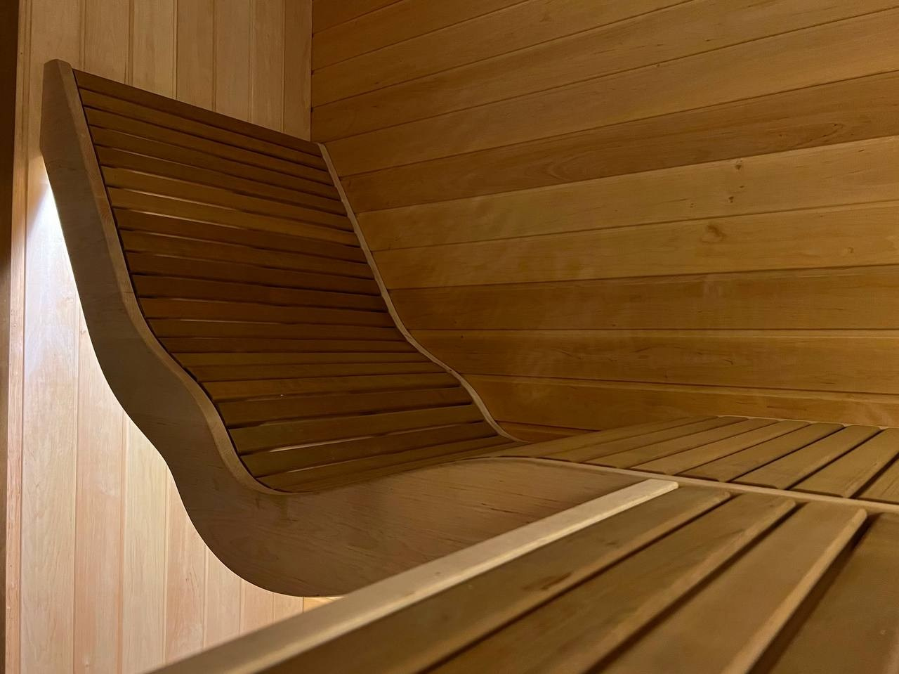 Парная в Лисьем носу с анатомическим пологом и можжевеловым панно, а хромированная печь в свете оптоволокна создает неповторимую атмосферу. SaunaTopMasters