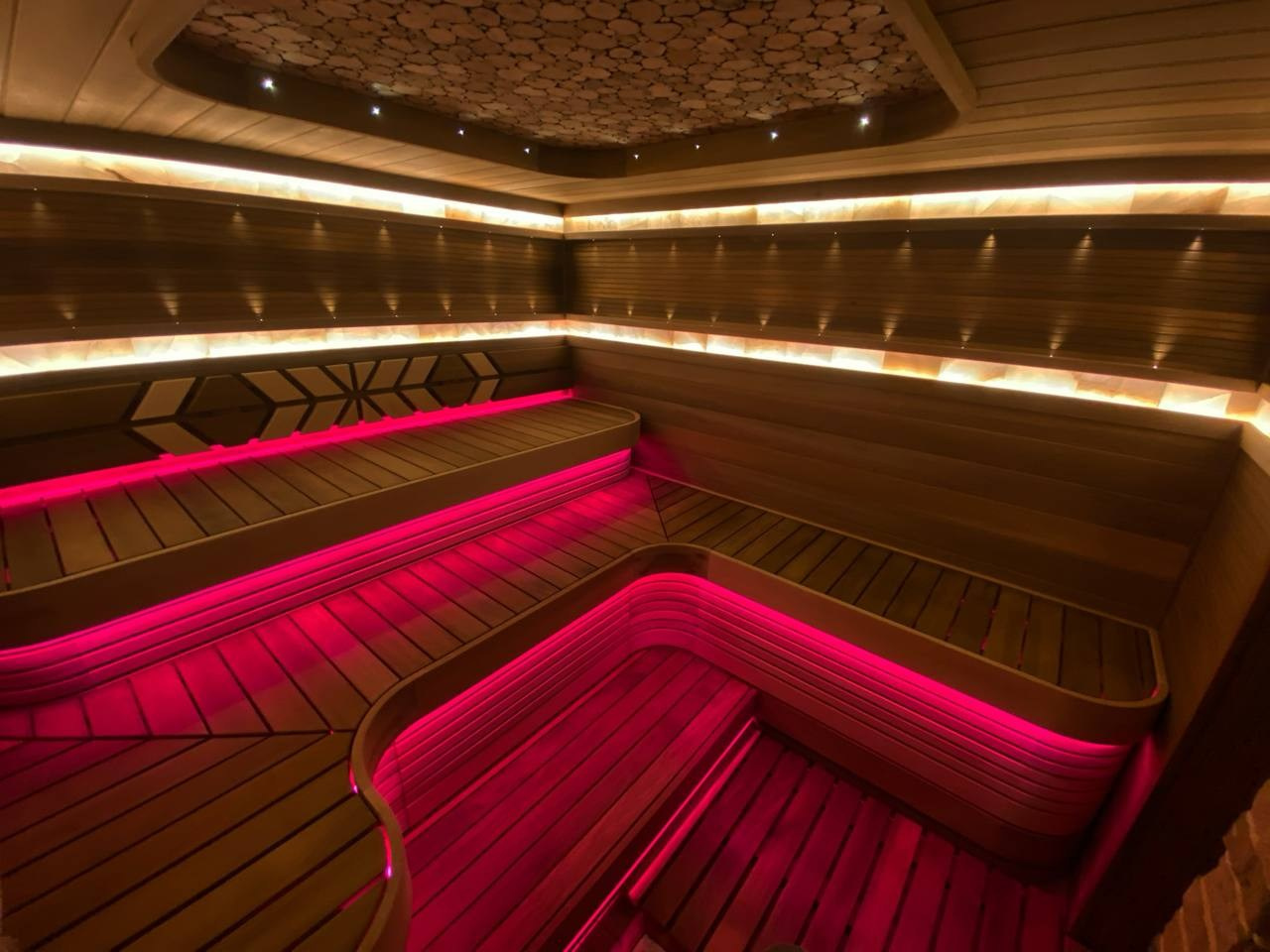 Реновация парной в МО: тёплая ольха, стильная термоотделка, сияние оптоволокна и солевые линии в изысканном дизайне. SaunaTopMasters