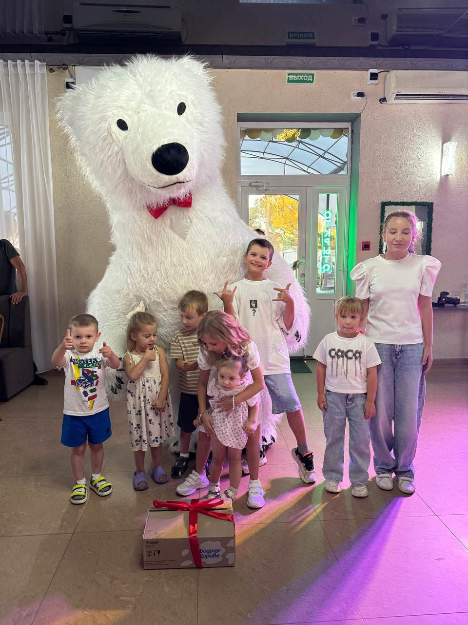 большой белый пушистый медведь поздравляет девочку с днем рождения 