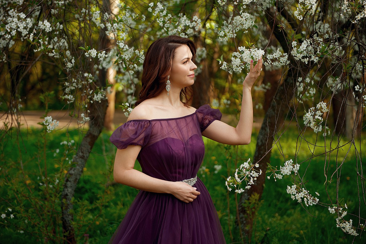 Анастасия в цветущем парке. Фотограф Кристина Гришина Рязань