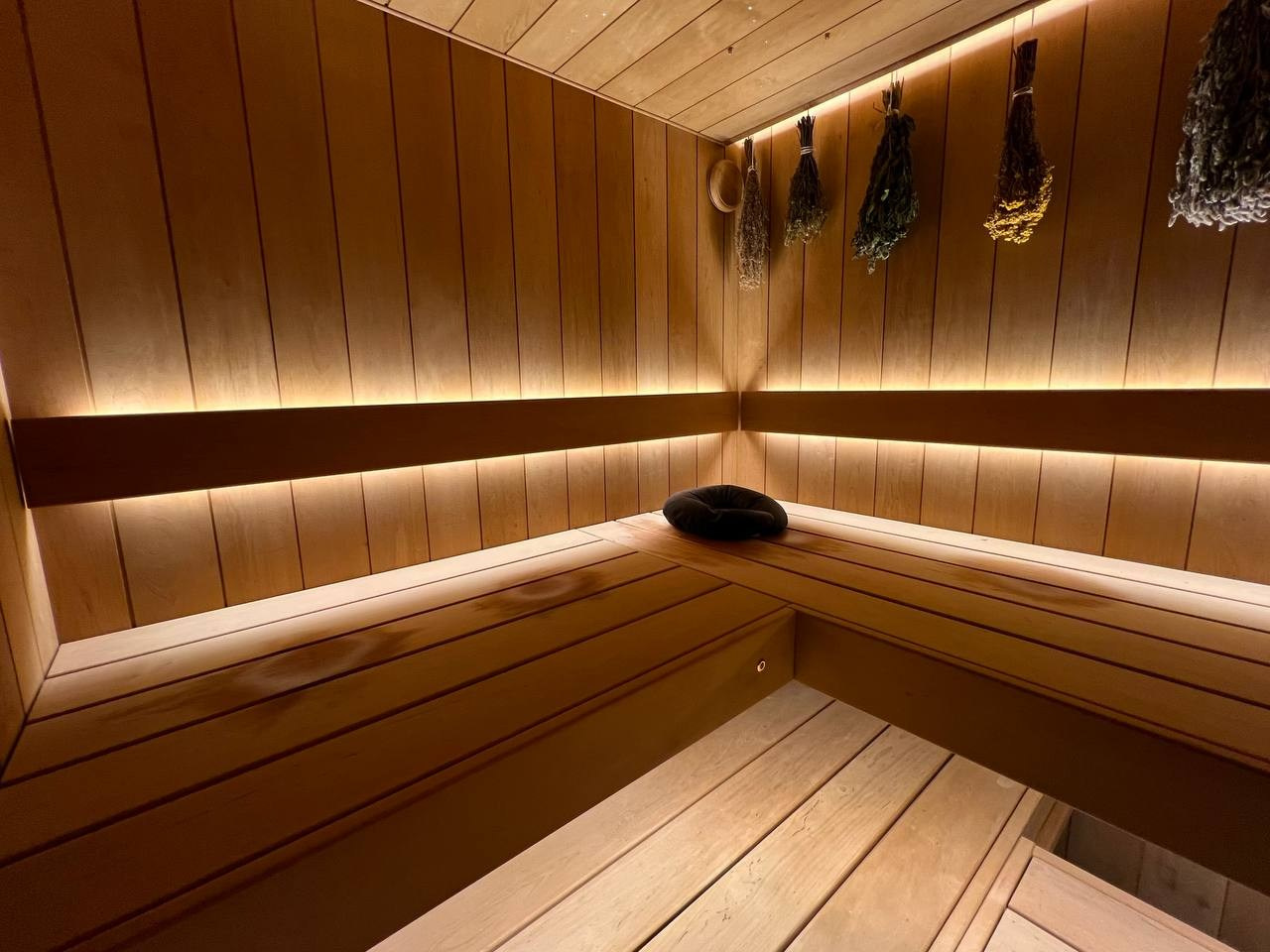 Баня в Каннельярви: термоольха, каменка Атмосфера, парящие полки и автоматическая подача холодного пара через форсунки в потолке. SaunaTopMasters