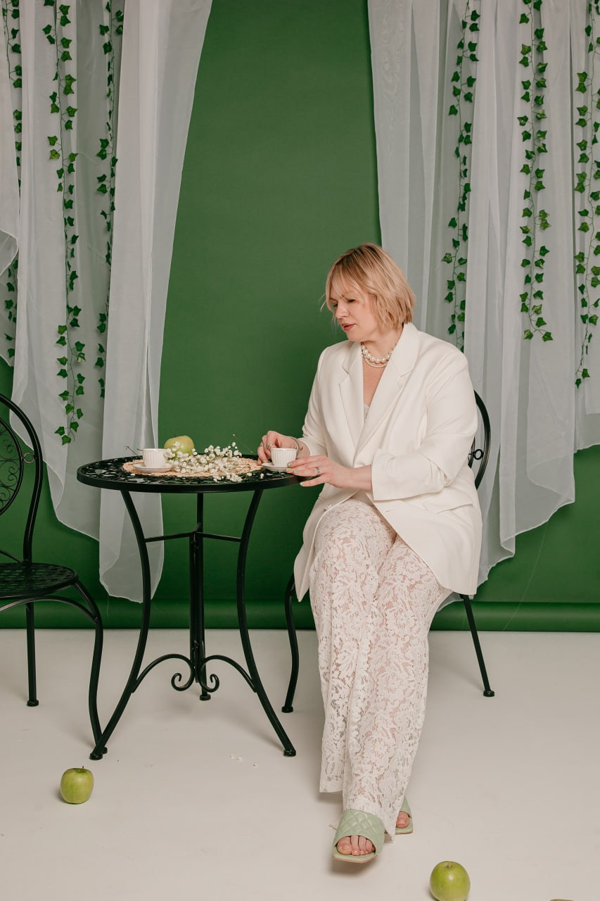 весенний фотодень Москва, фотосессия весной Москва, мини фотосессия в Москве, женская фотосессия Москва, фотосессия в цветении Москва, фотосессия в студии весна, стильная фотосессия для женщины, портретная фотосессия Москва