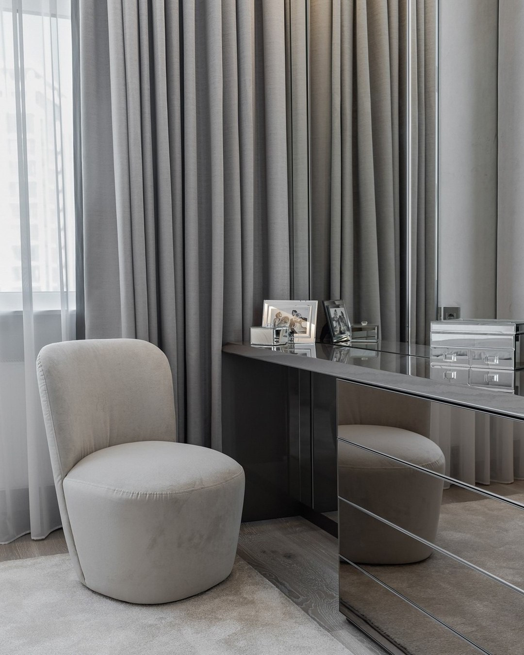 Зеркальный туалетный столик и мягкое кресло в спальне в современном стиле от Валерии Котович