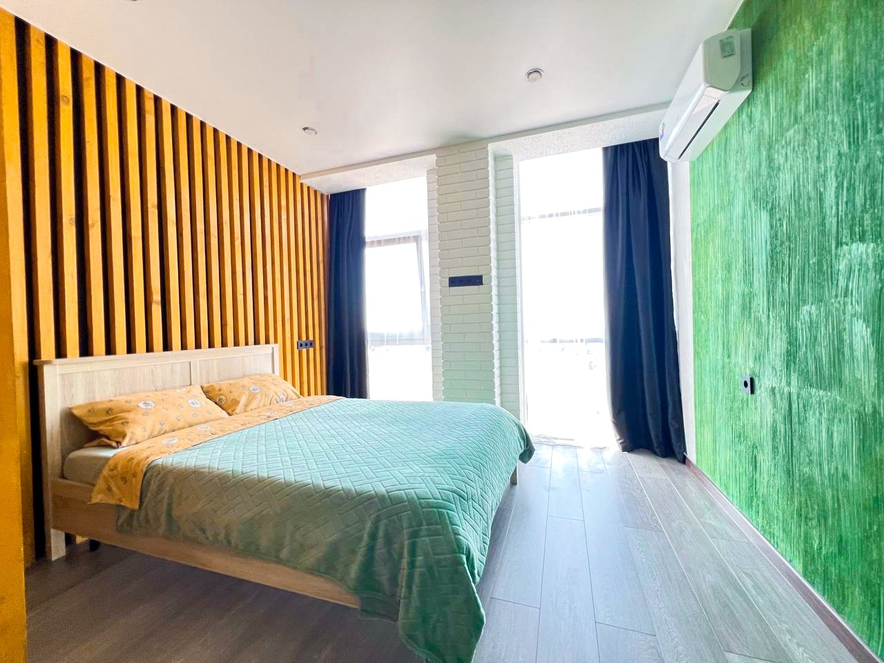 Классная двухуровневая квартира с потрясающим видом на город, со своей парковкой. Квартиры посуточно, длительно в Сочи, LARA APART GROUP