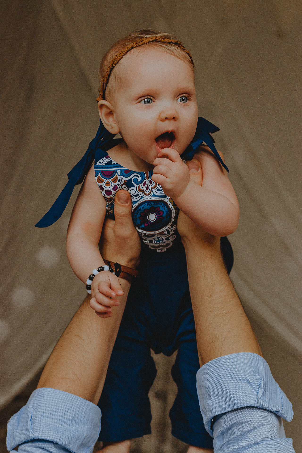 Уютная семейная фотосессия в стиле бохо в студии с ребенком и мужем