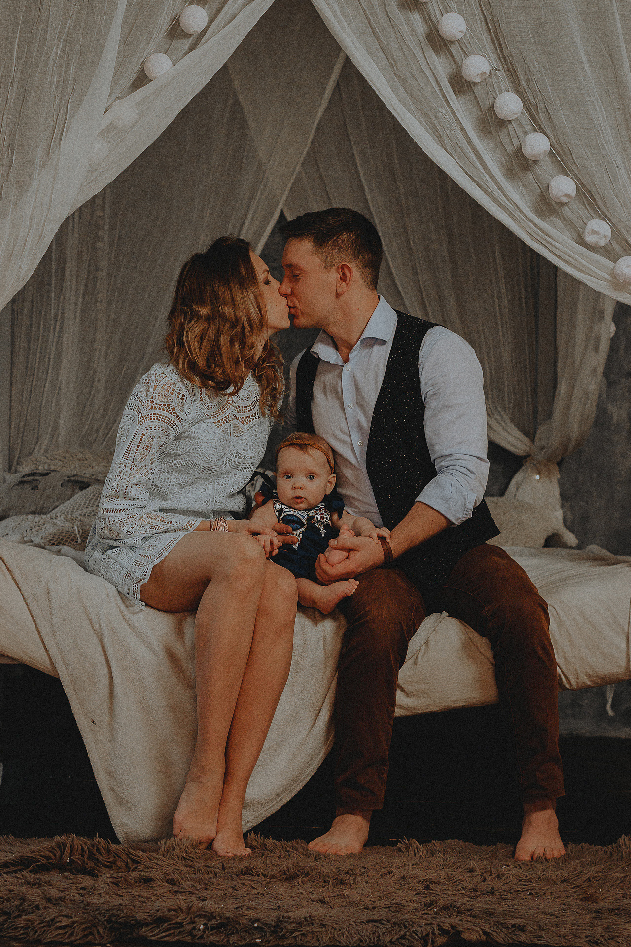 Уютная семейная фотосессия в стиле бохо в студии с ребенком и мужем