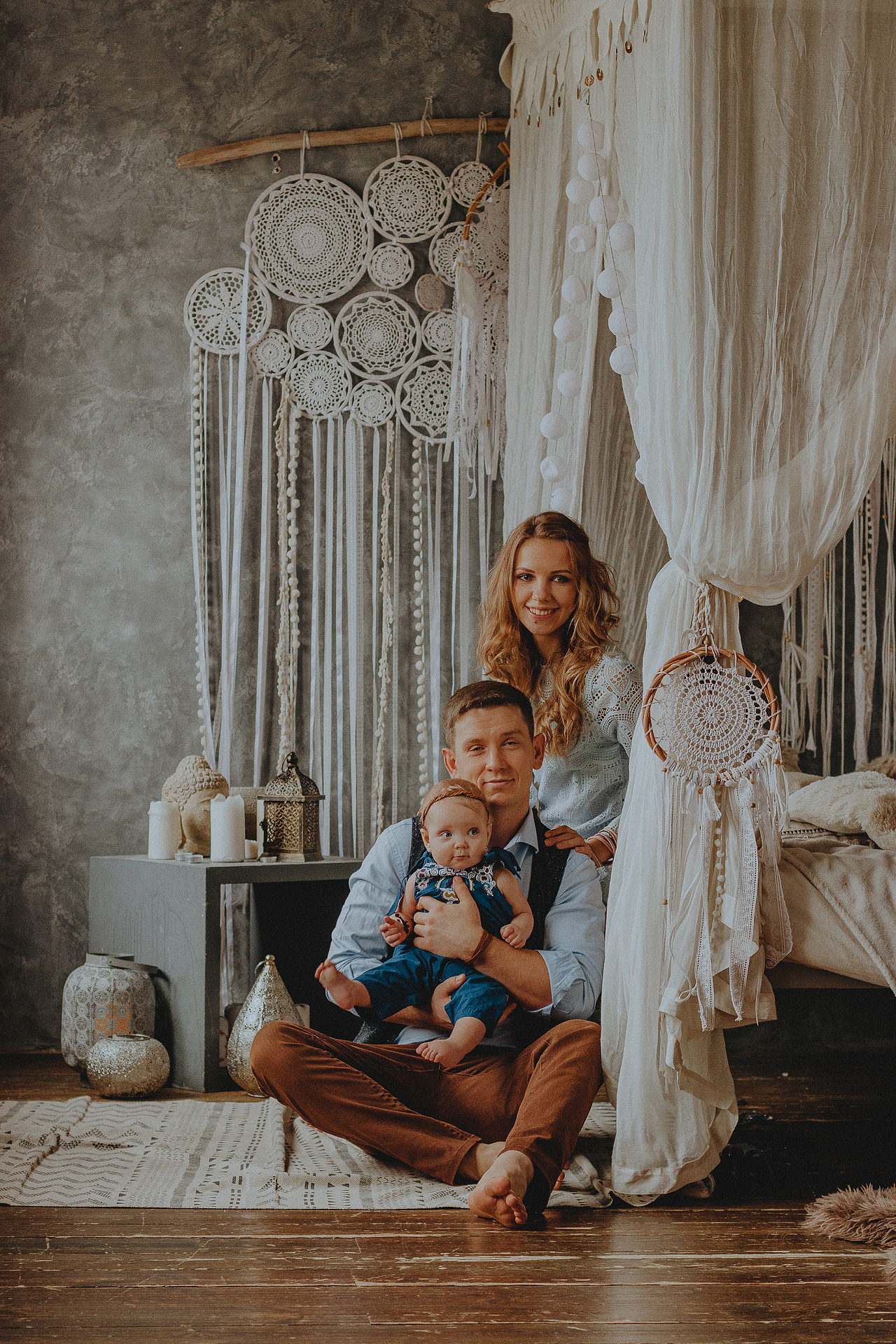 Уютная семейная фотосессия в стиле бохо в студии с ребенком и мужем