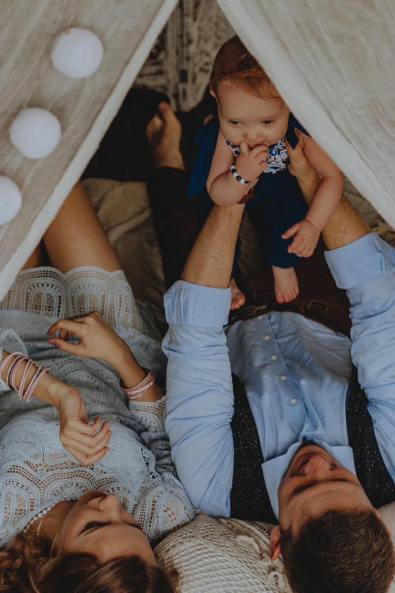 Уютная семейная фотосессия в стиле бохо в студии с ребенком и мужем