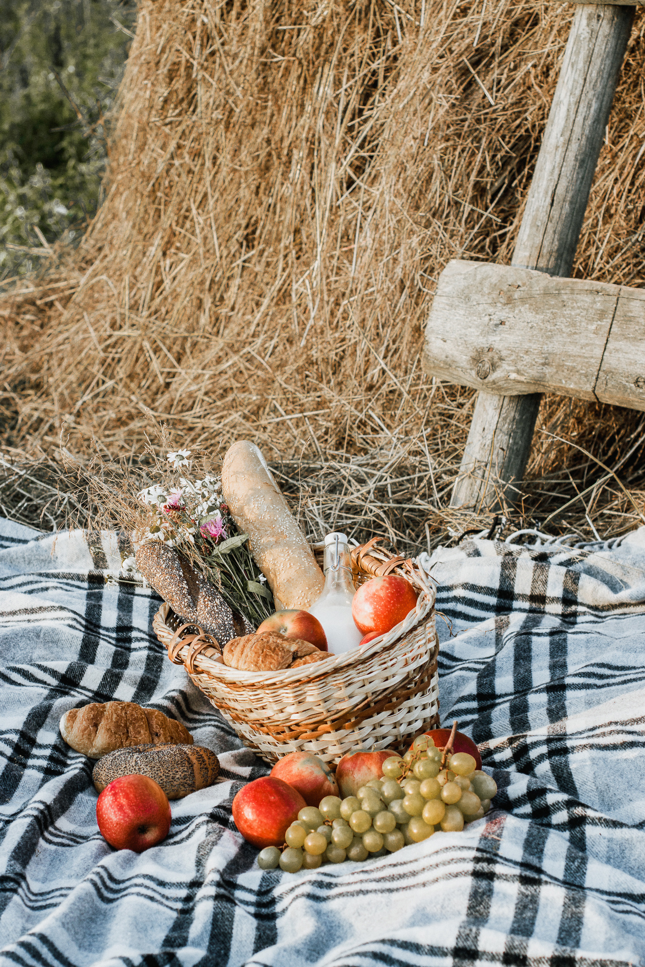 Летняя фотосессия семьи на природе в деревне