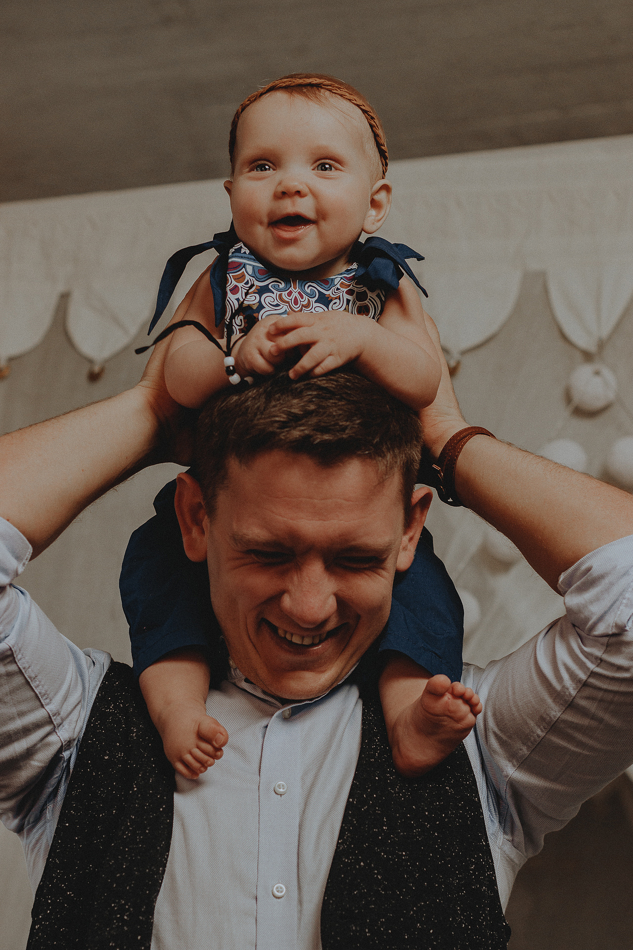 Уютная семейная фотосессия в стиле бохо в студии с ребенком и мужем