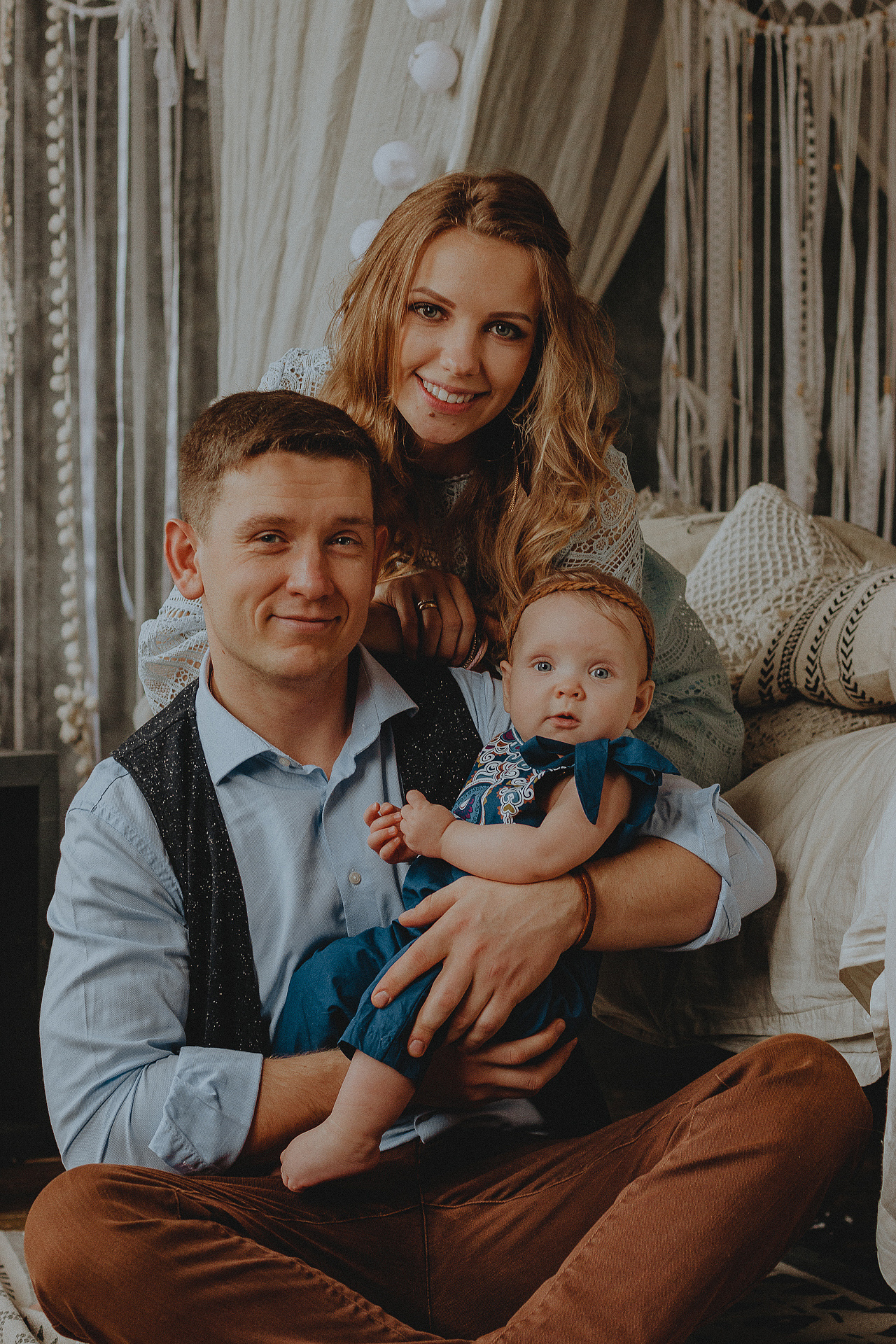 Уютная семейная фотосессия в стиле бохо в студии с ребенком и мужем