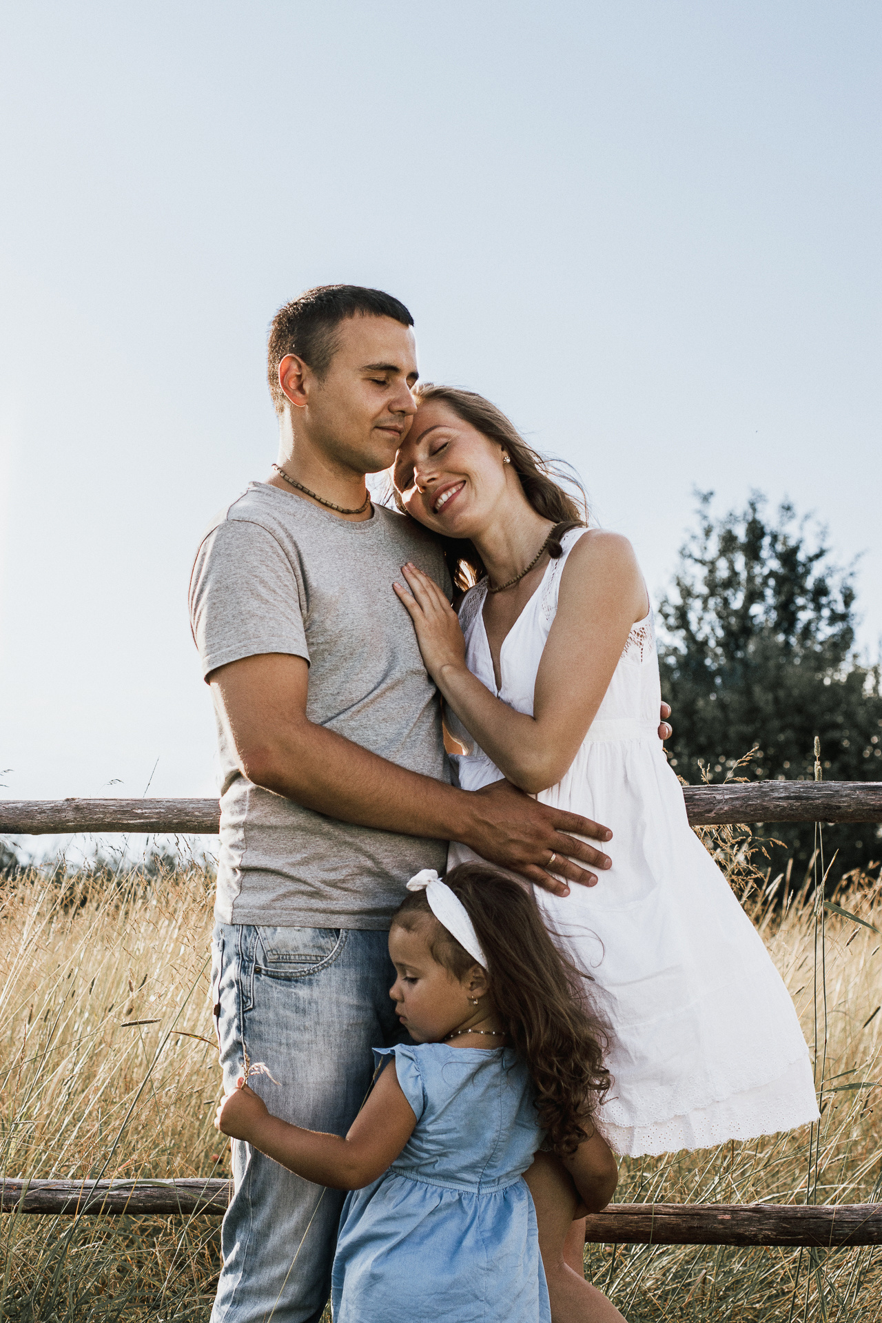 Летняя фотосессия семьи на природе в деревне