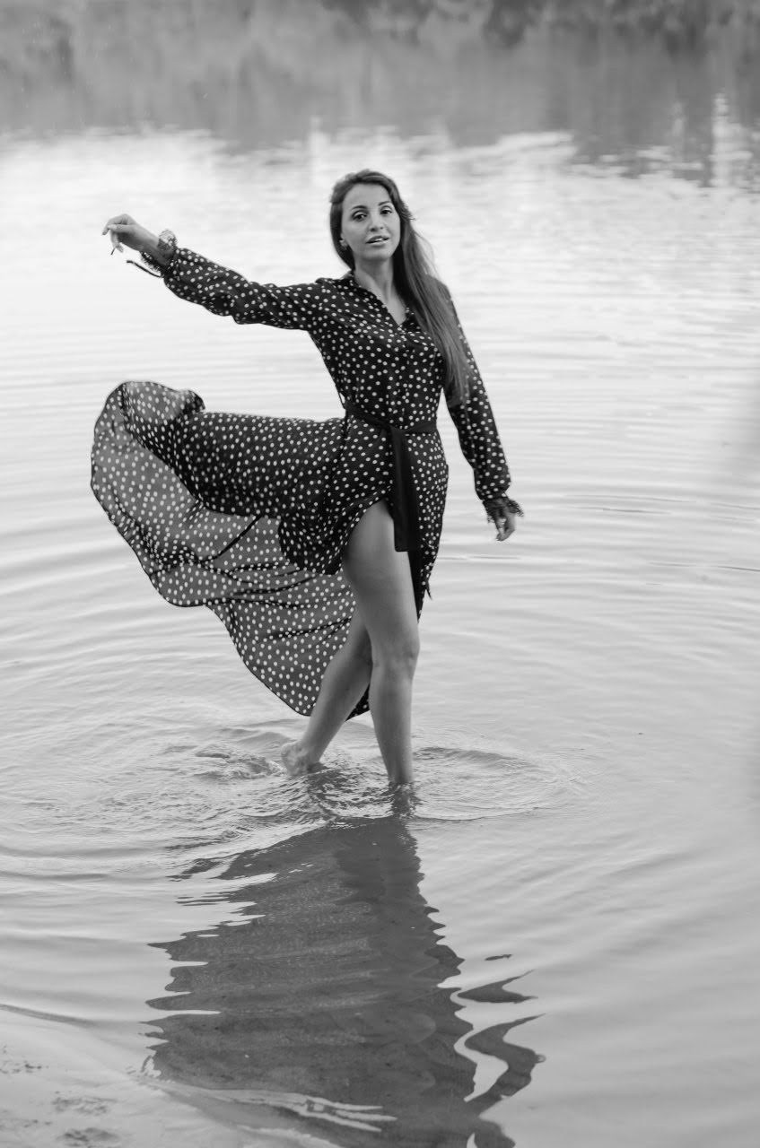 Tamara photoshoot by the water. Family, portrait, content photo in Costa Rica Evgeniya Besprozvannykh