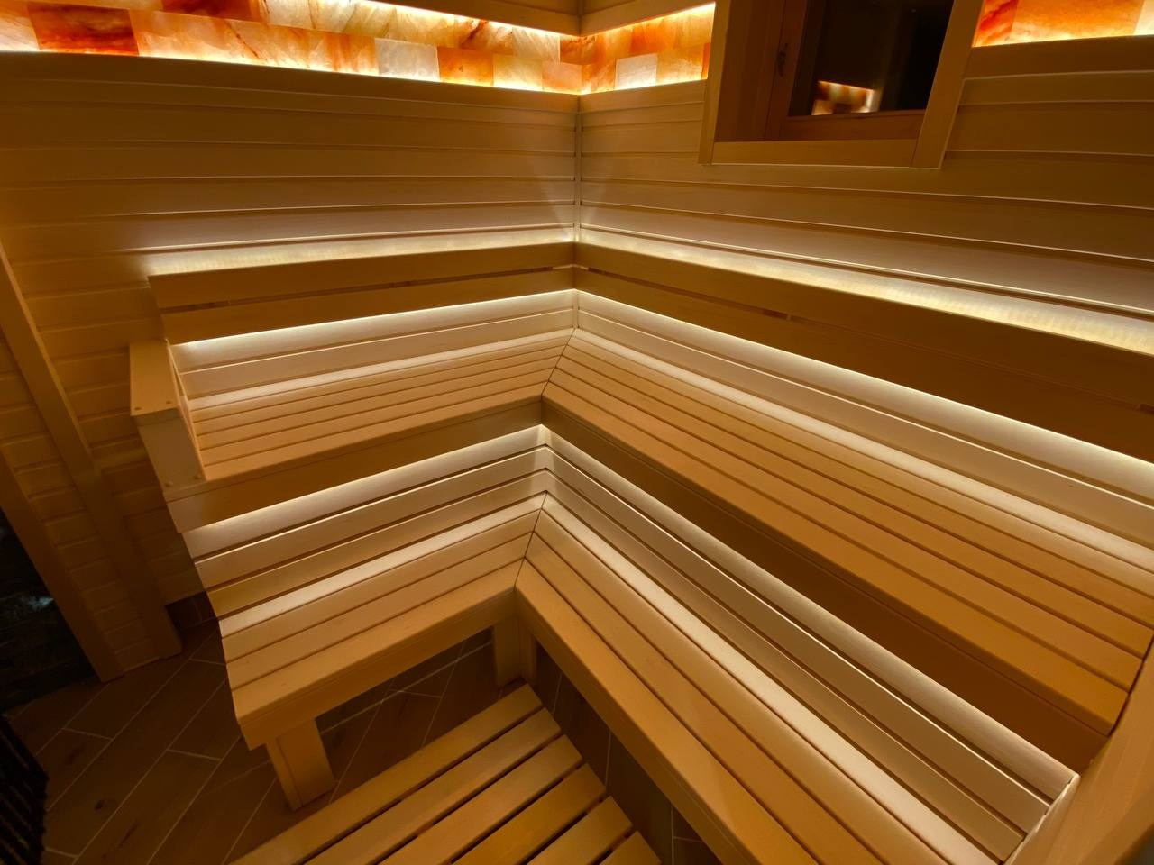 «Белая» баня в Кингисеппе из липы, с двумя световыми зонами: для интимного отдыха под звездами и активного парения в свете солевой линии. SaunaTopMasters