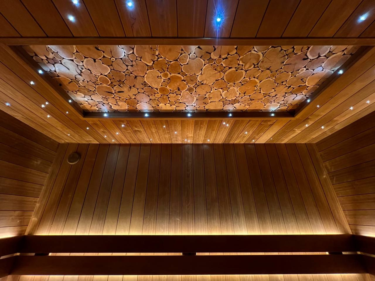 Парная в Киссолово: термоольха, Sangens, чёрное стекло и потолок, усыпанный 200 мерцающими звёздами. SaunaTopMasters