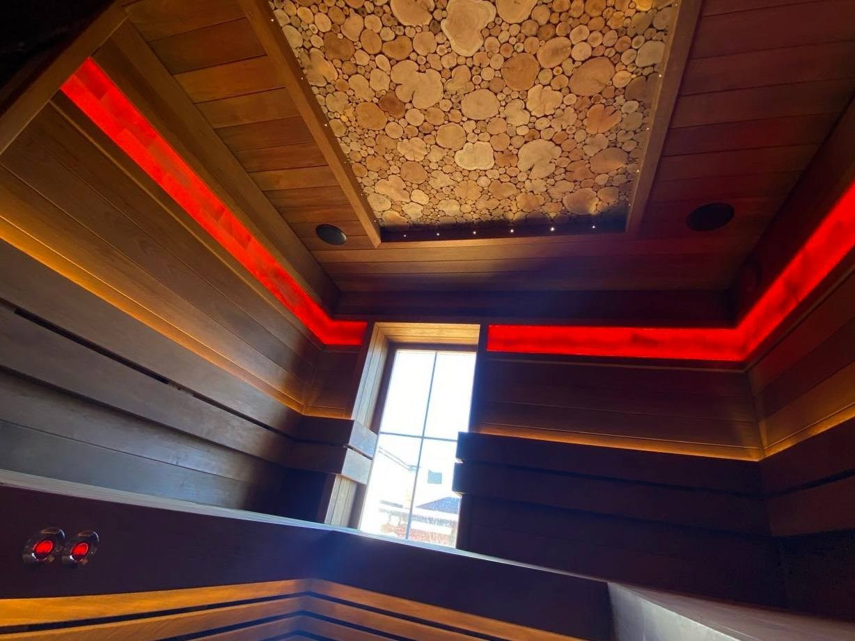 Парная «Цвет настроения» в Семкино: термоольха, солевые линии с RGB, можжевельник с оптоволокном и автоподача воды — пар без компромиссов. SaunaTopMasters