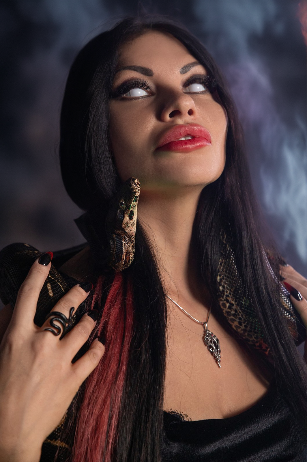 готическая фотосессия ведьмы со змеями, спиритическая доска, черепа