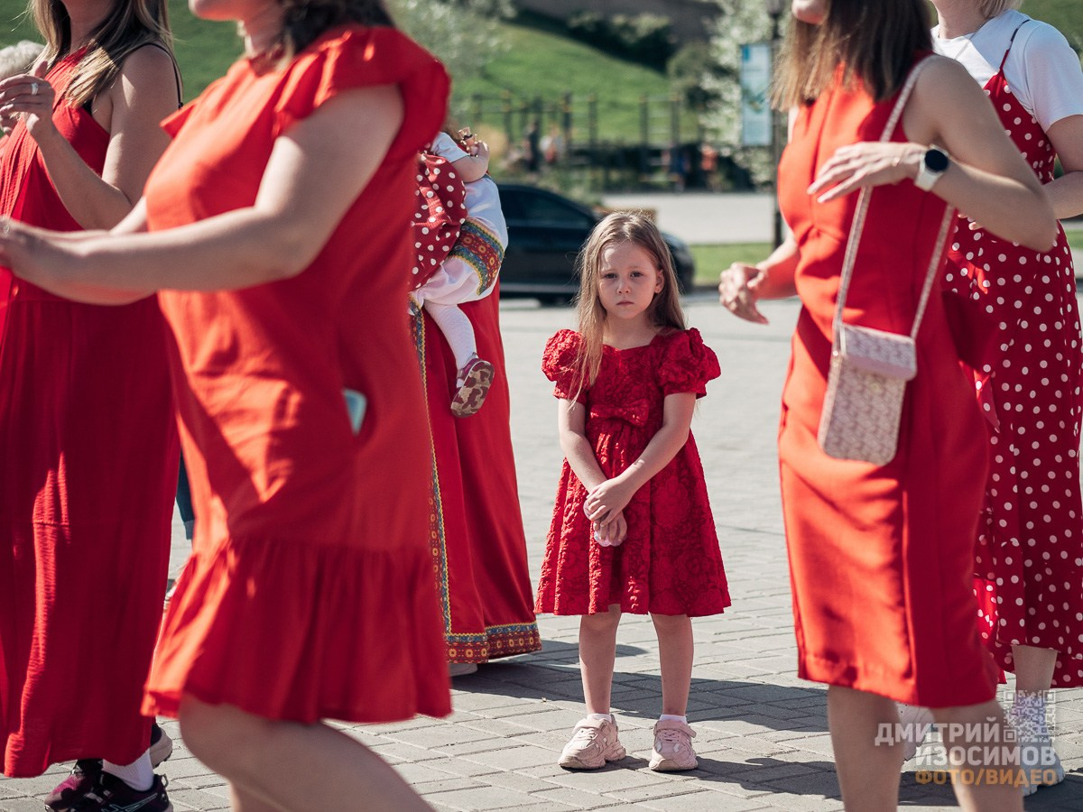 Забег в красных платьях