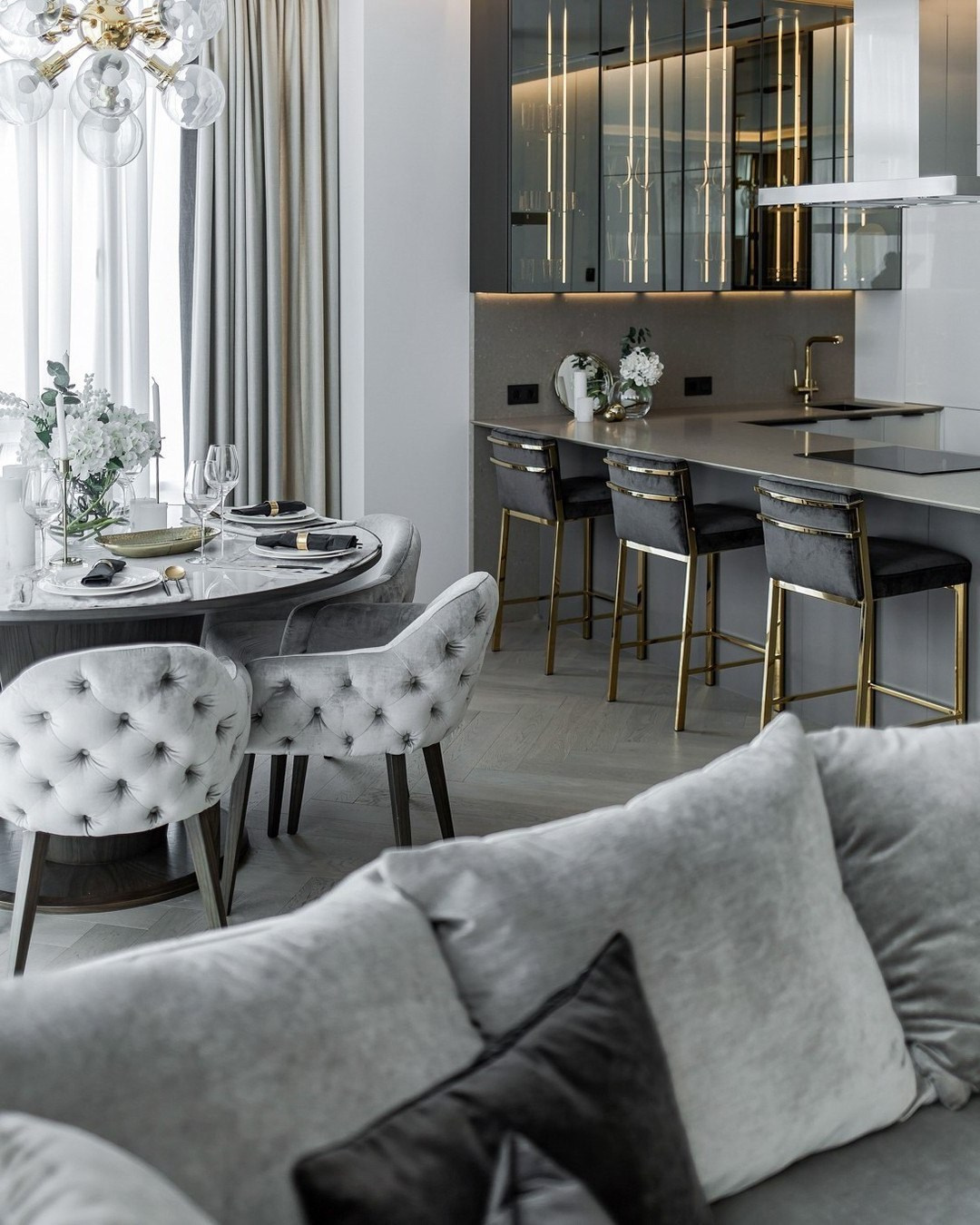 Кухня-гостиная в современном стиле с серым диваном и барной стойкой | Проект Валерии Котович