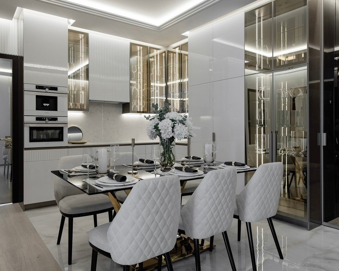 Современная кухня с мраморной столешницей и золотыми акцентами — дизайн Валерии Котович