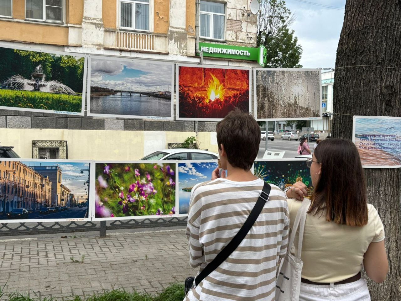 Уличное оформление на День города для центральной библиотеки имени Герцена. Тверь 890 лет. Фотограф — оформитель. Москва — Тверь