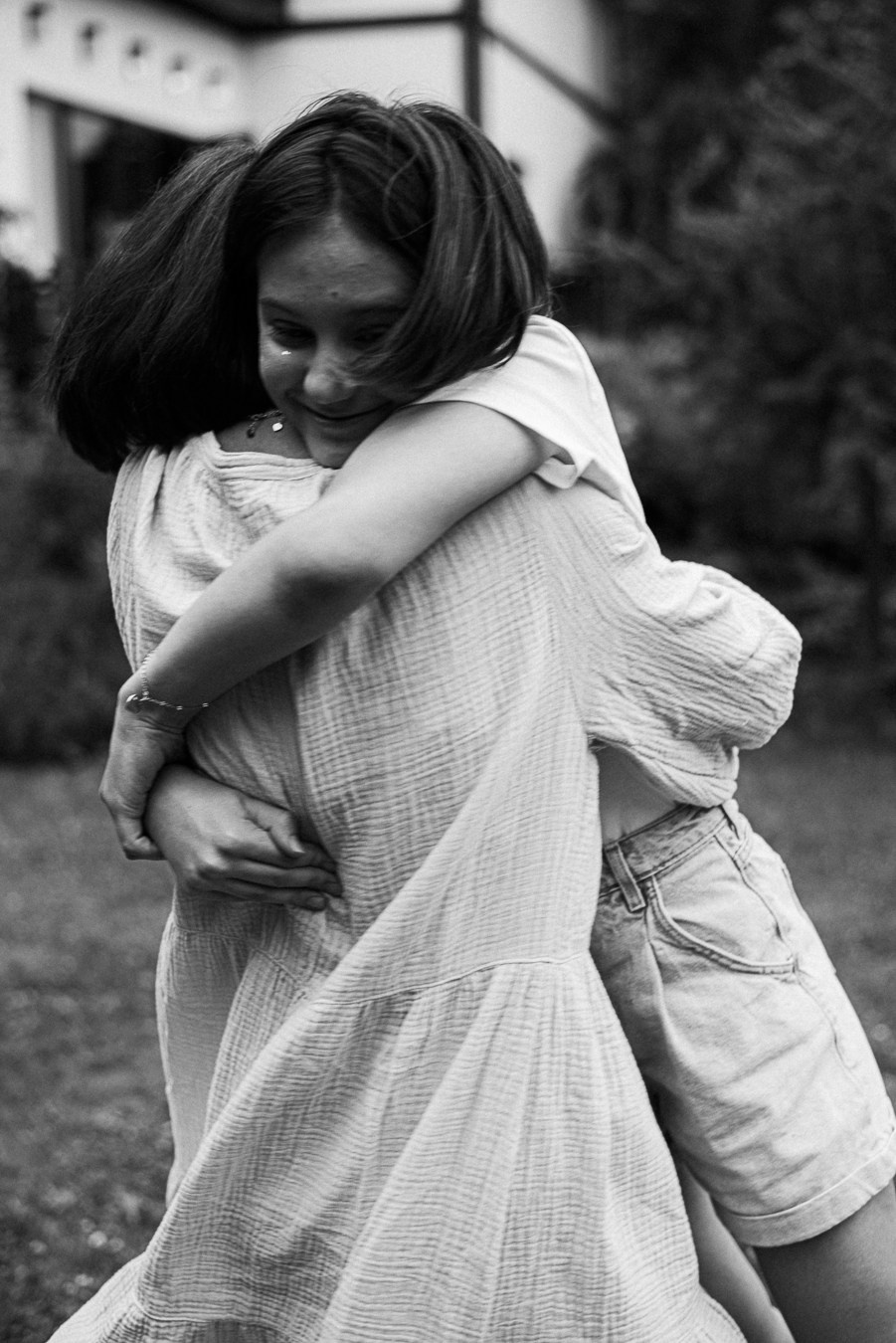 Коля, Ксюша, Саша, Андрей, Кира и бабушки | на даче