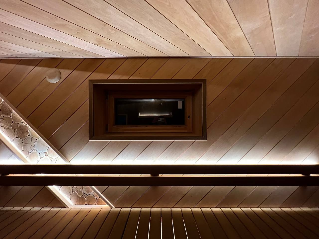 Диагональная баня в Отрадном. В помещение парной встроена отдельная инфракрасная кабина. Смелое и уникальное решение. SaunaTopMasters