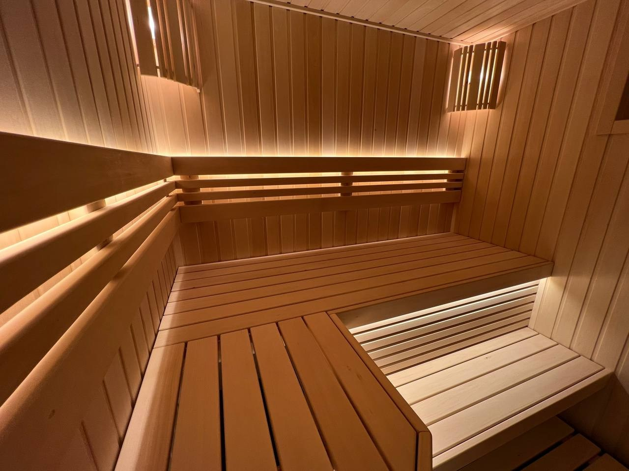 Светлая сауна в Пустынке. Выполнена в классическом стиле из липы и африканского абаши, отапливается электрокаменкой Sawo Aries. SaunaTopMasters