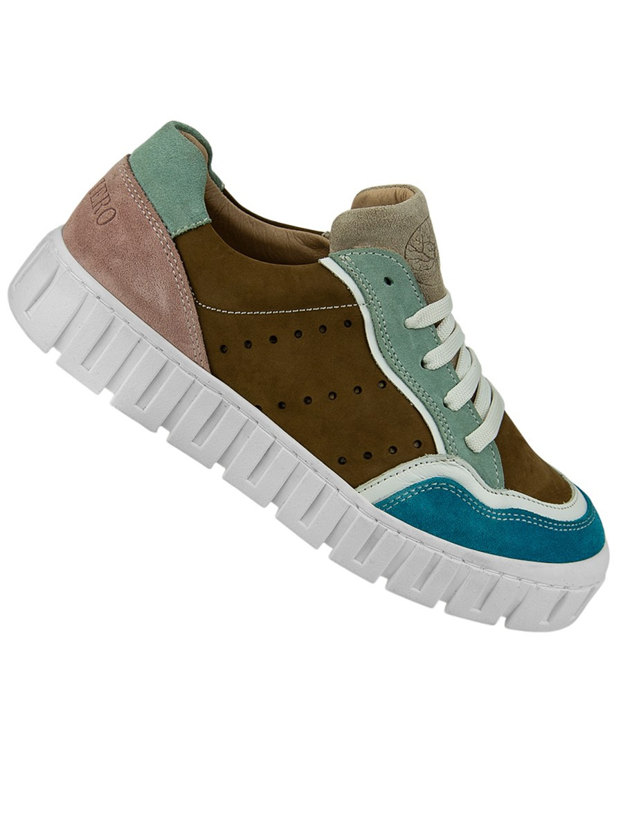 предметная фотография . кроссовка на белом фоне