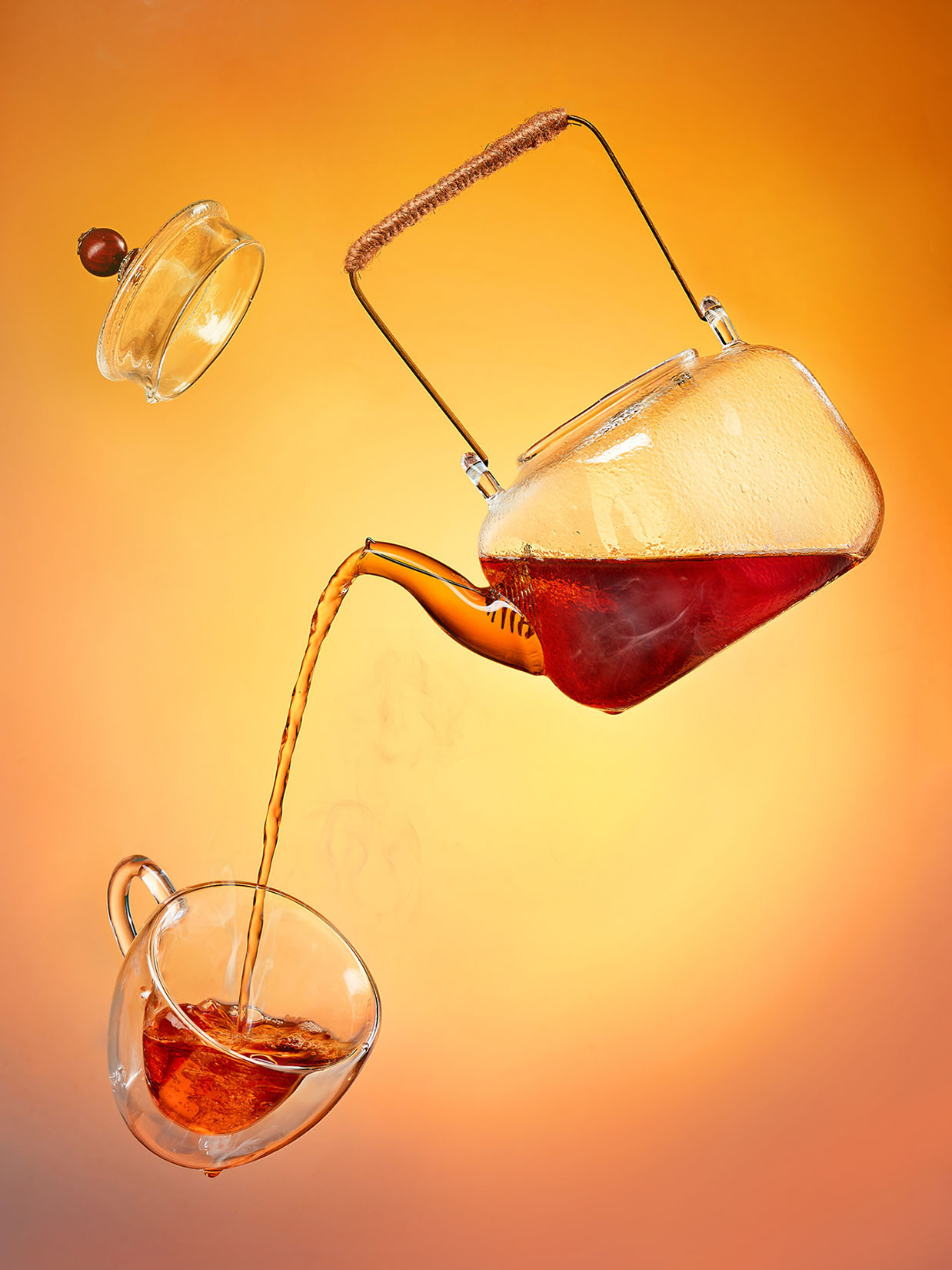 Еще одна левитация. Предметная рекламная (имиджевая) фотография чайной стеклянной посуды. 