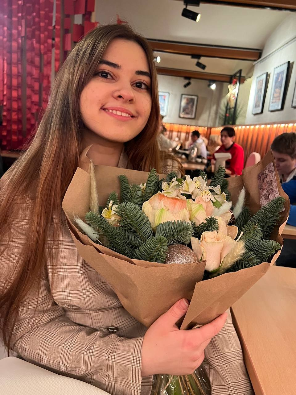 подарок на праздник. гиппеаструм, альстромерия, роза. зимний букет. флорист ховрино. флорист головинский район. флорист сао. букет цветов. авторский букет цветов. купить зимний букет цветов.