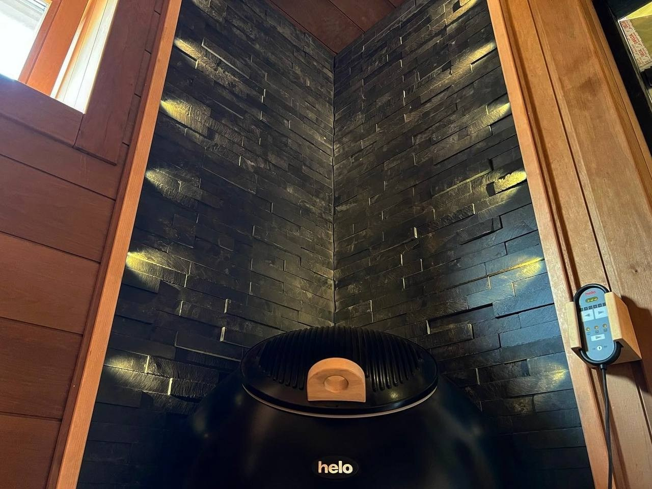 Эстетика пара в Касимово: термоольха, резьба, Helo-термос, радиальные акценты, можжевельник и оптоволоконный свет. SaunaTopMasters