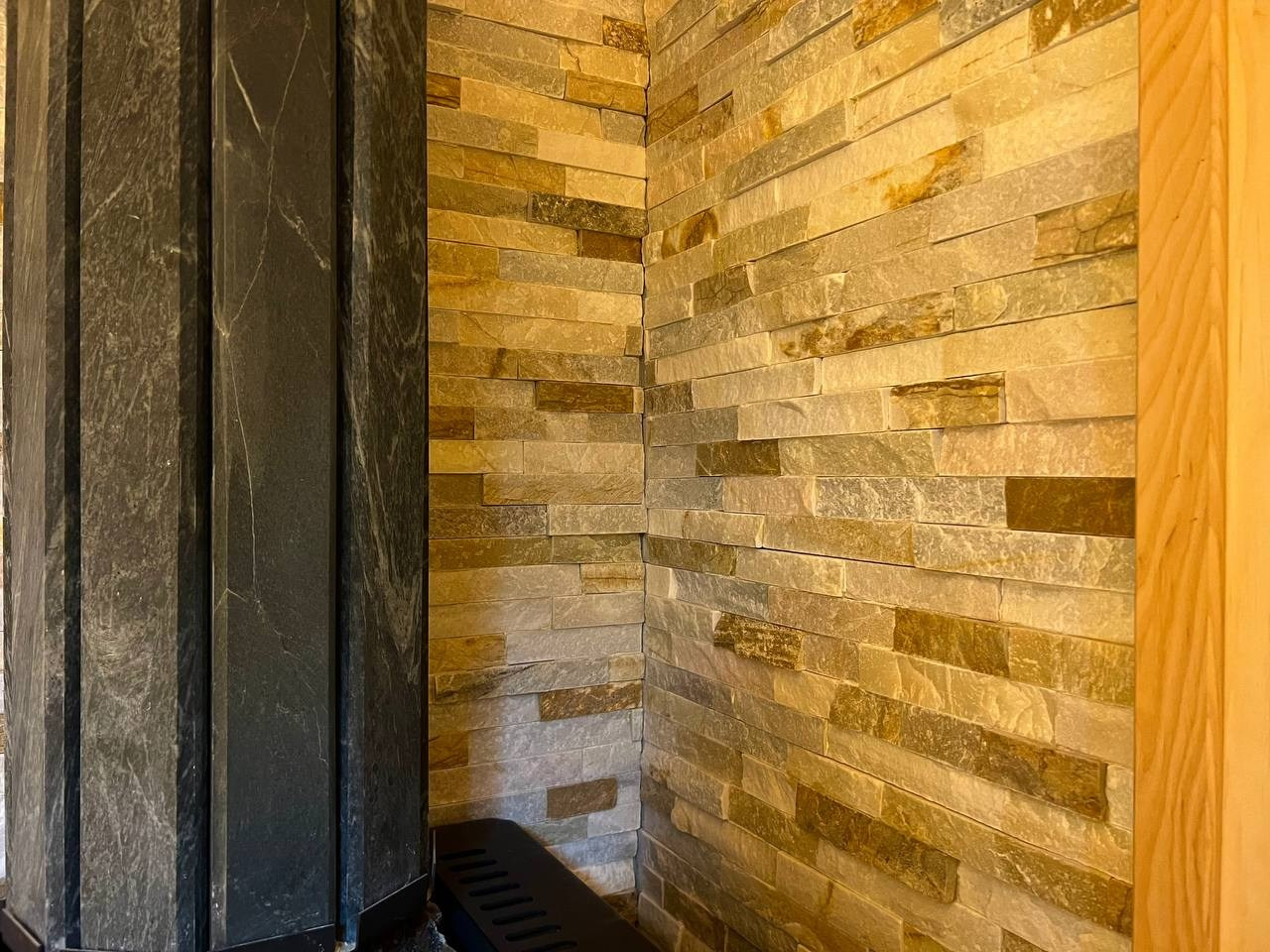 Две симметричные парные в Зеленогорске: ольха софтлайн и каменка Везувий в противопожарном углу из сланца. SaunaTopMasters