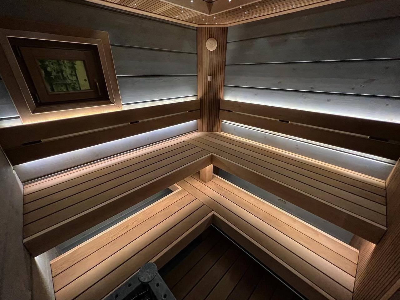 Парная в Орлино: рейка из термоольхи, каменка Sawo Nimbus и можжевеловое панно среди звёздного неба. SaunaTopMasters