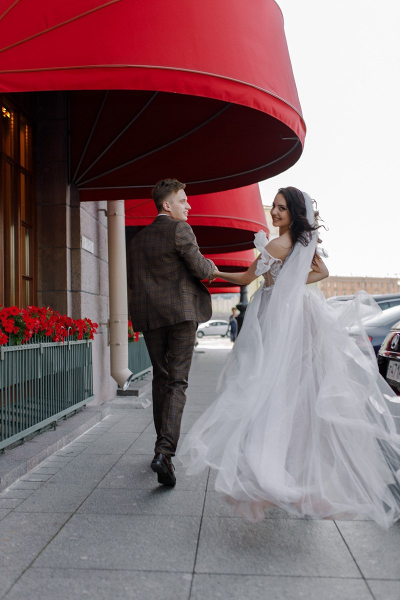 Свадебная фотосессия на Невском. Свадебный фотограф СПБ