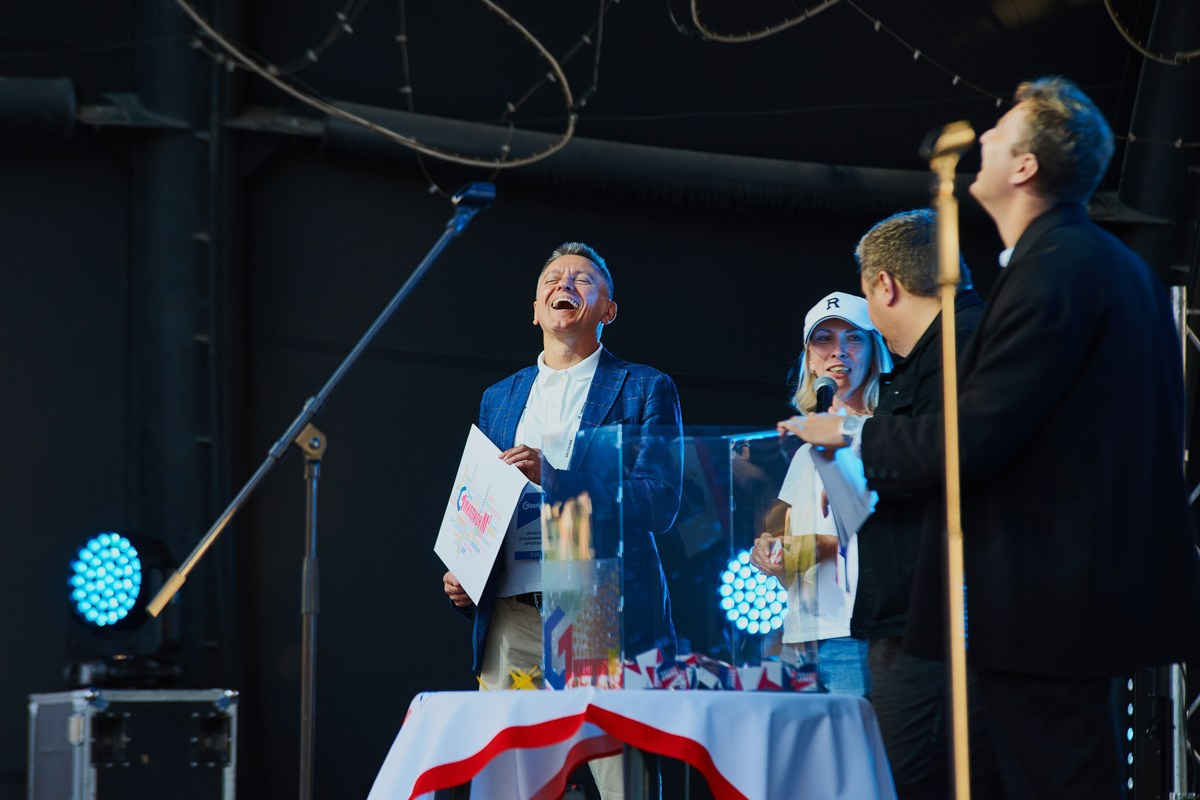 Репортаж для VIP зоны КПД Газстрой: выступление Родиона и Олега Газмановых. Репортажный и женский фотограф в Новосибирске