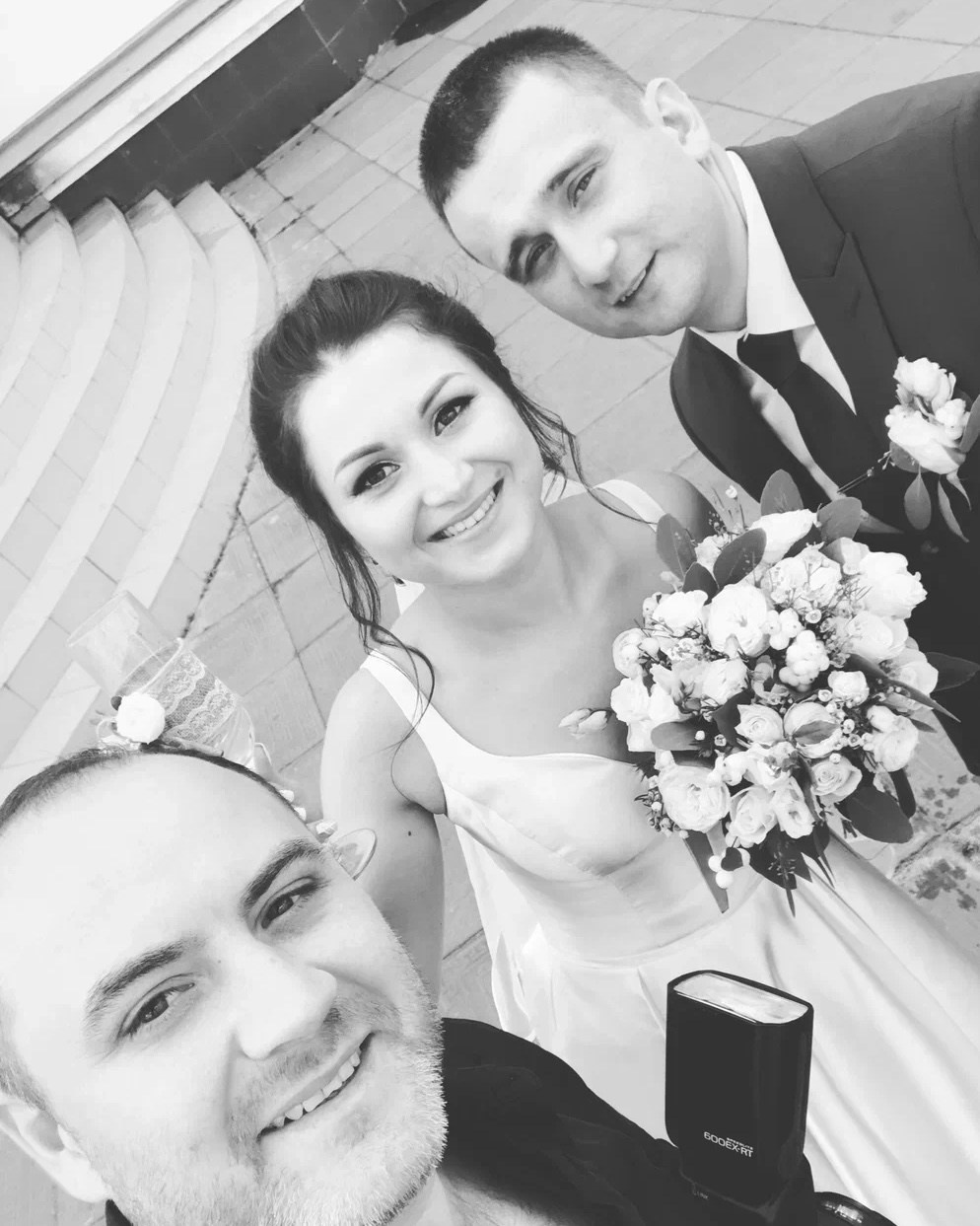 Фотограф в кадре — на протяжении уже 10 лет, по традиции делаю обязательно фото с молодыми!. Свадебный фотограф Александр Абрамов Москва / Зеленоград