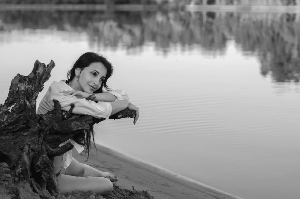 Tamara photoshoot by the water. Family, portrait, content photo in Costa Rica Evgeniya Besprozvannykh