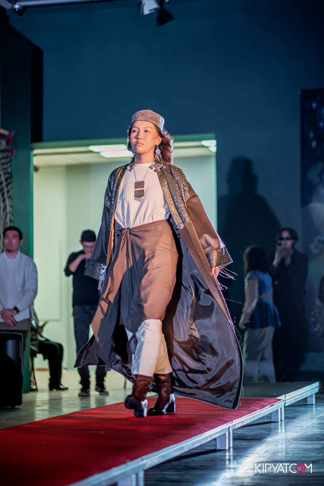 FASHION ПОКАЗ, КАЗАХСКОЙ НАЦИОНАЛЬНОЙ ОДЕЖДЫ. КИПЯТКОМ АЛМАТЫ!