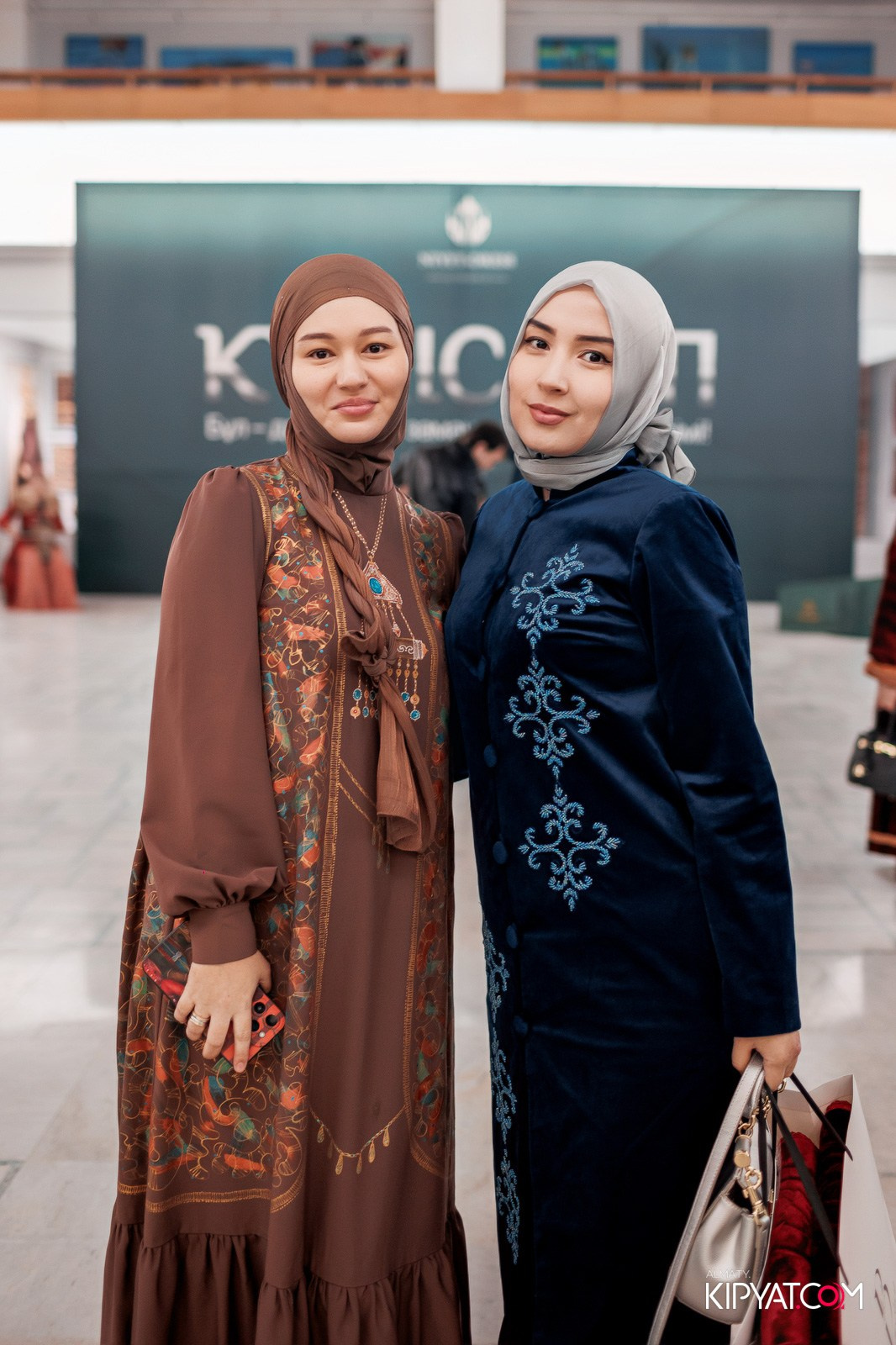 FASHION ПОКАЗ, КАЗАХСКОЙ НАЦИОНАЛЬНОЙ ОДЕЖДЫ. КИПЯТКОМ АЛМАТЫ!